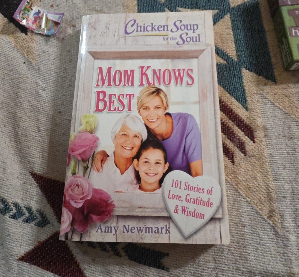 Chicken Soup for the Soul: Mom Knows Best — Amy Newmark (Pink & Purple cover)